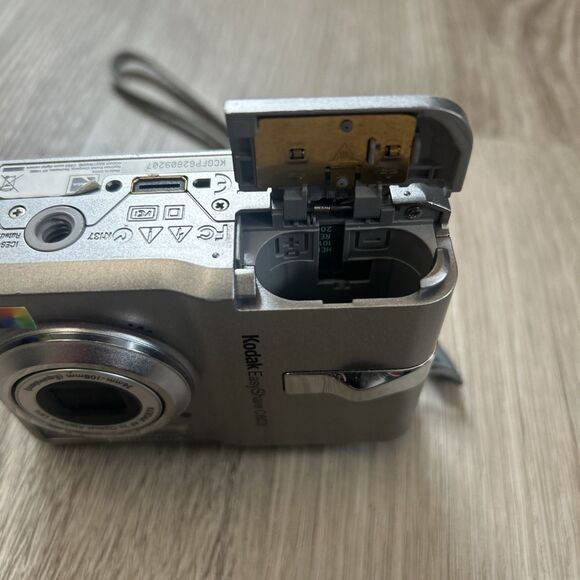 Kodak EasyShare C603 Digital Camera 6.1 MP with 3x Optical Zoom FOR PARTS - Picture 8 of 10